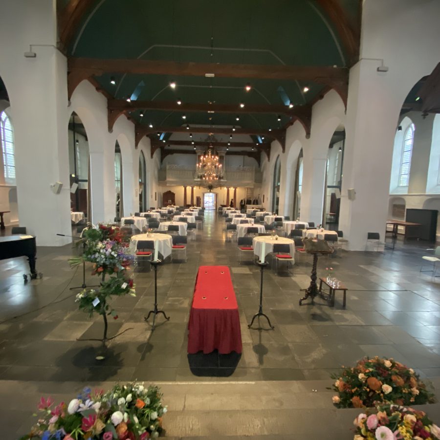 Geertekerk ronde tafels vanuit koor